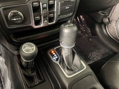 Used 2018 Jeep Wrangler Unlimited Sahara AWD/4WD image 9