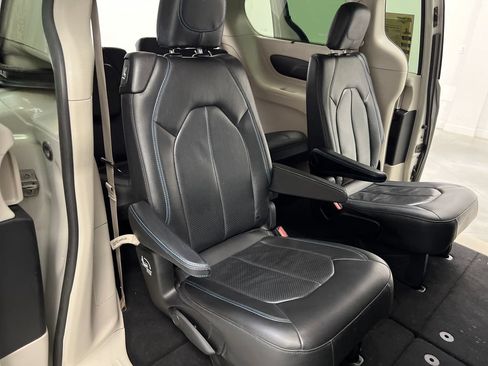Used 2021 Chrysler Pacifica Touring-L FWD image 27