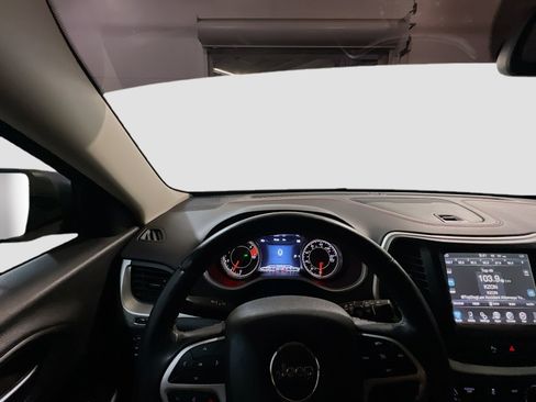 Used 2018 Jeep Cherokee Trailhawk AWD/4WD image 7