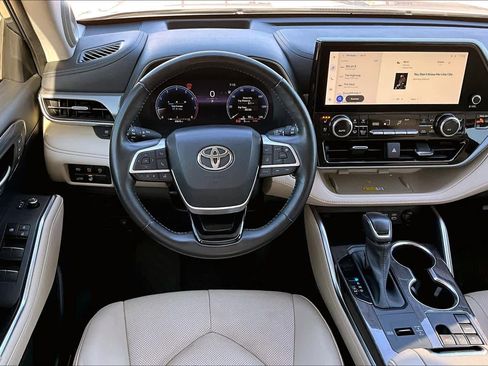 Used 2023 Toyota Highlander Platinum image 6