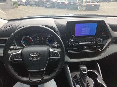 Used 2023 Toyota Highlander XLE AWD/4WD image 28