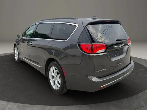 Used 2017 Chrysler Pacifica Touring-L w/ Tire & Wheel Group FWD image 5