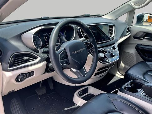 Used 2023 Chrysler Pacifica Touring-L FWD image 18