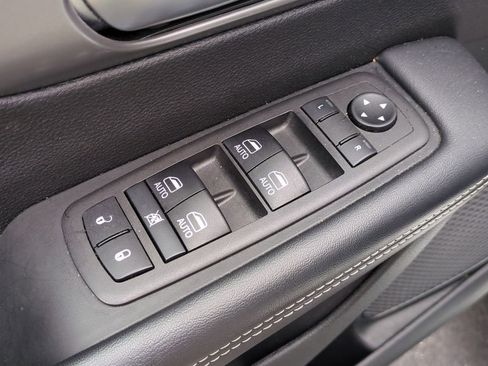 Used 2025 Chrysler Pacifica Select image 13