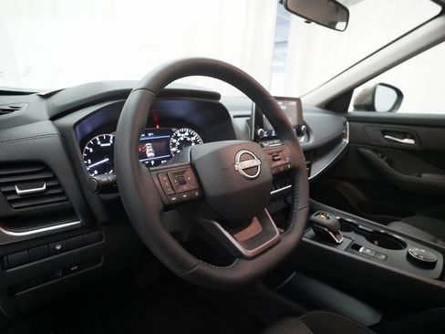 Certified 2025 Nissan Rogue SV image 8