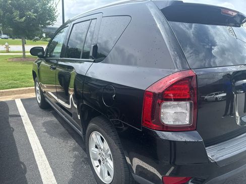 Used 2017 Jeep Compass Latitude FWD image 3