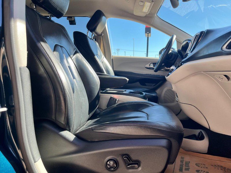 Used 2022 Chrysler Pacifica Touring-L w/ Uconnect Theater Family Group FWD image 14