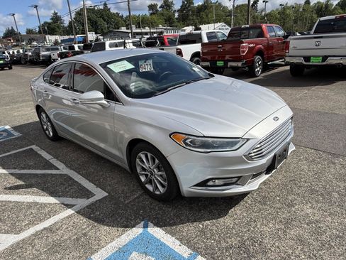 Used 2017 Ford Fusion SE FWD image 8