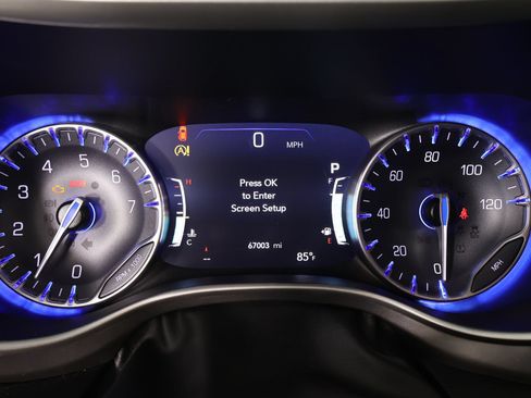 Used 2023 Chrysler Pacifica Touring-L FWD image 4