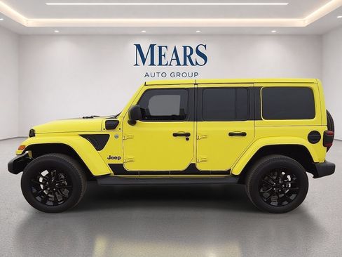 Used 2023 Jeep Wrangler Unlimited Sahara w/ Cold Weather Group AWD/4WD image 2