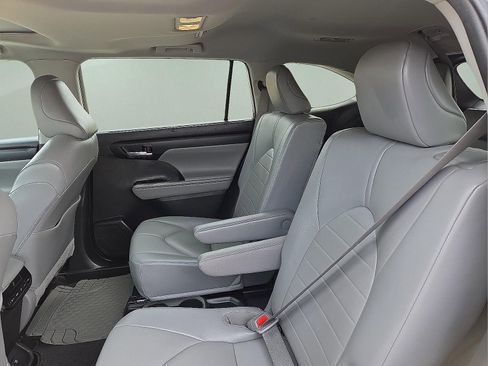 Used 2021 Toyota Highlander XLE image 10