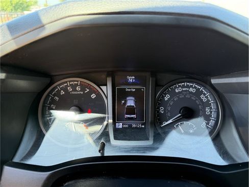 Used 2022 Toyota Tacoma TRD Sport w/ Technology Package AWD/4WD image 32