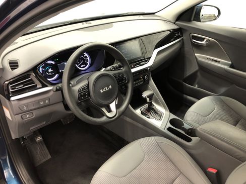 Certified 2022 Kia Niro LX image 12