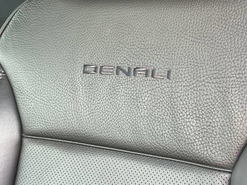 Used 2025 GMC Yukon XL Denali AWD/4WD image 16