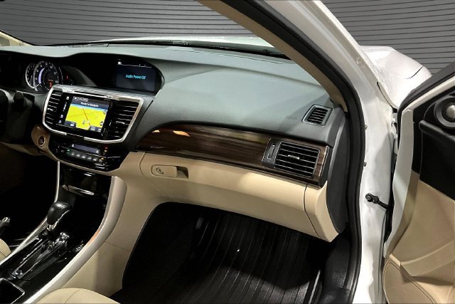 Used 2017 Honda Accord Touring image 25