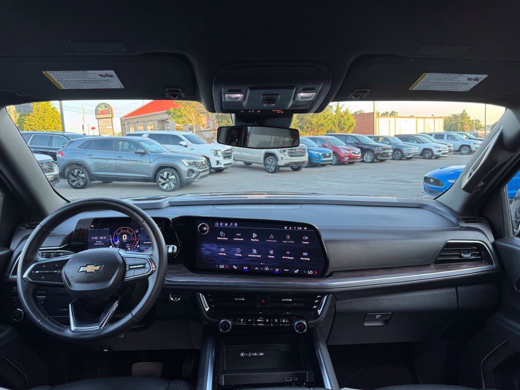 Used 2025 Chevrolet Suburban LT AWD/4WD image 19