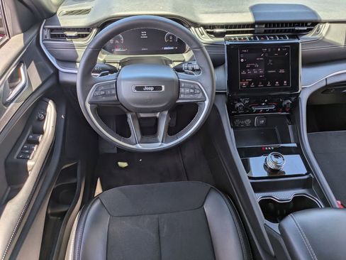 Used 2025 Jeep Grand Cherokee Altitude AWD/4WD image 25