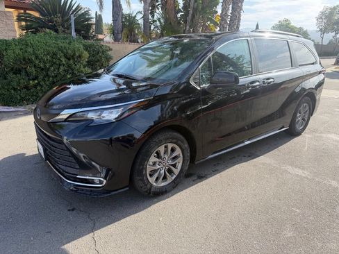 Used 2024 Toyota Sienna XLE FWD image 6