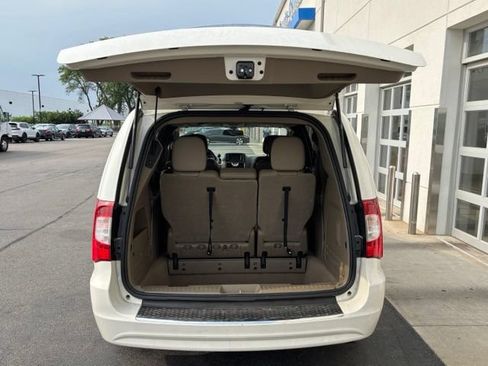 Used 2013 Chrysler Town & Country Touring FWD image 4