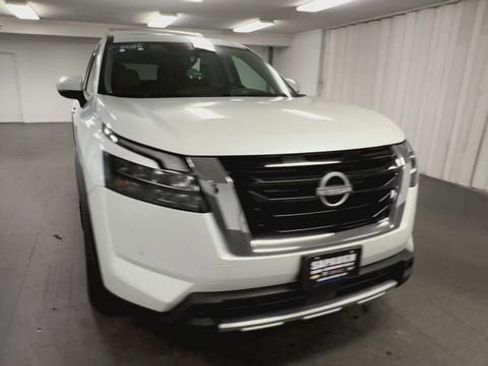 Used 2025 Nissan Pathfinder Platinum AWD/4WD image 3