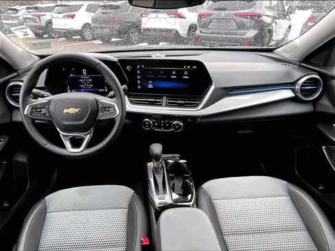 Used 2025 Chevrolet Trax LT w/ LT Convenience Package image 21