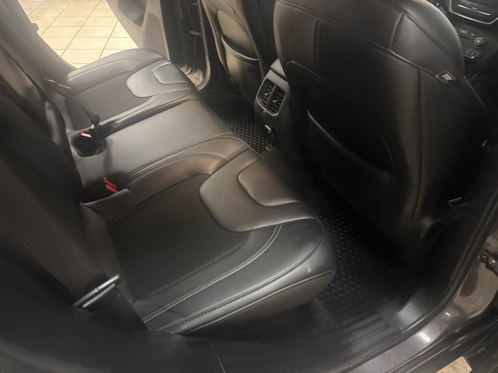 Used 2019 Jeep Cherokee Latitude Plus w/ Cold Weather Group AWD/4WD image 29
