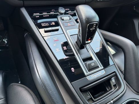 Used 2021 Porsche Cayenne AWD/4WD image 18