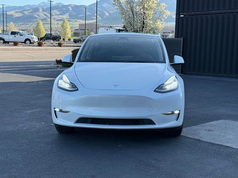 Used 2022 Tesla Model Y Long Range image 2
