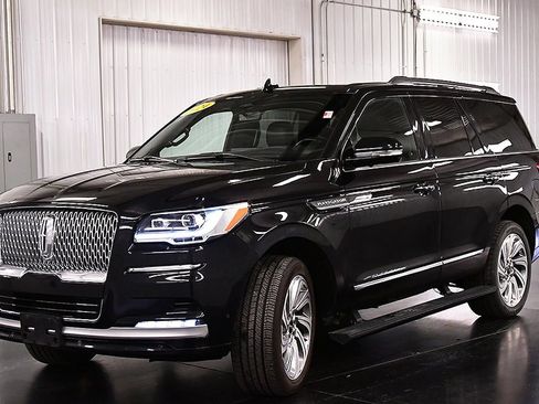 Used 2024 Lincoln Navigator Premiere image 3