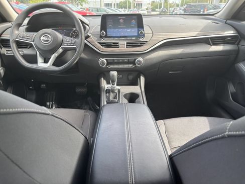 Used 2025 Nissan Altima 2.5 SV FWD image 41