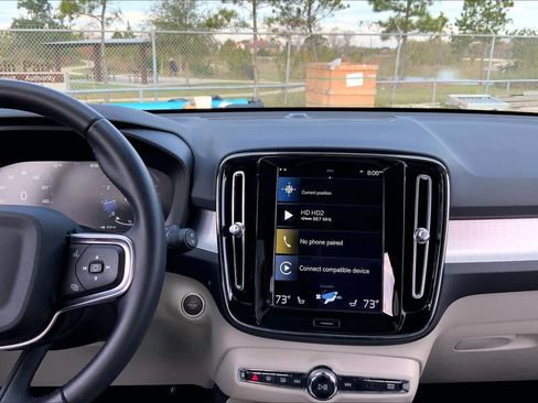 Used 2021 Volvo XC40 T5 Momentum w/ Premium Package image 6