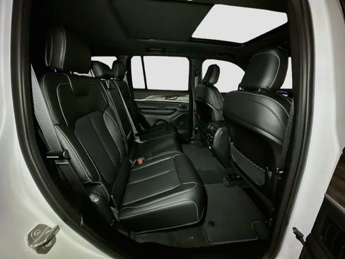 New 2026 Jeep Grand Cherokee Limited w/ Luxury Tech Group II AWD/4WD image 33