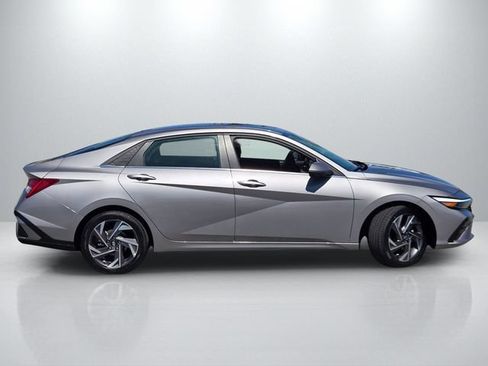Used 2024 Hyundai Elantra Limited FWD image 3