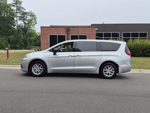 Used 2024 Chrysler Pacifica Touring-L FWD image 10