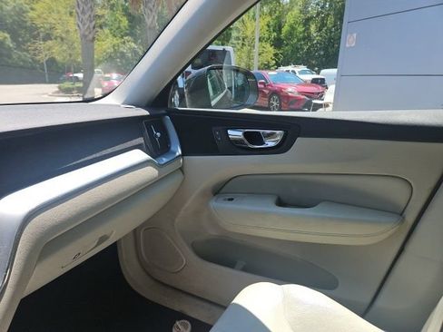 Used 2020 Volvo XC60 T5 Momentum FWD image 11
