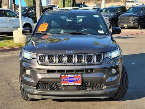 Used 2024 Jeep Compass Latitude image 3