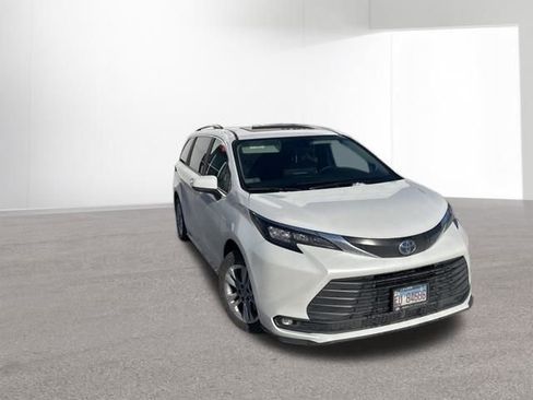 Used 2025 Toyota Sienna XLE w/ XLE Plus Package image 5