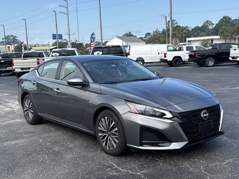 Used 2025 Nissan Altima 2.5 SV FWD image 2