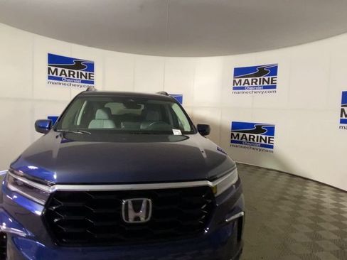 Used 2025 Honda Pilot Touring image 4