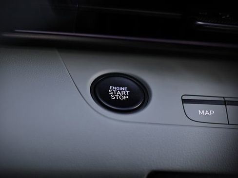 Used 2025 Hyundai Elantra Limited FWD image 32