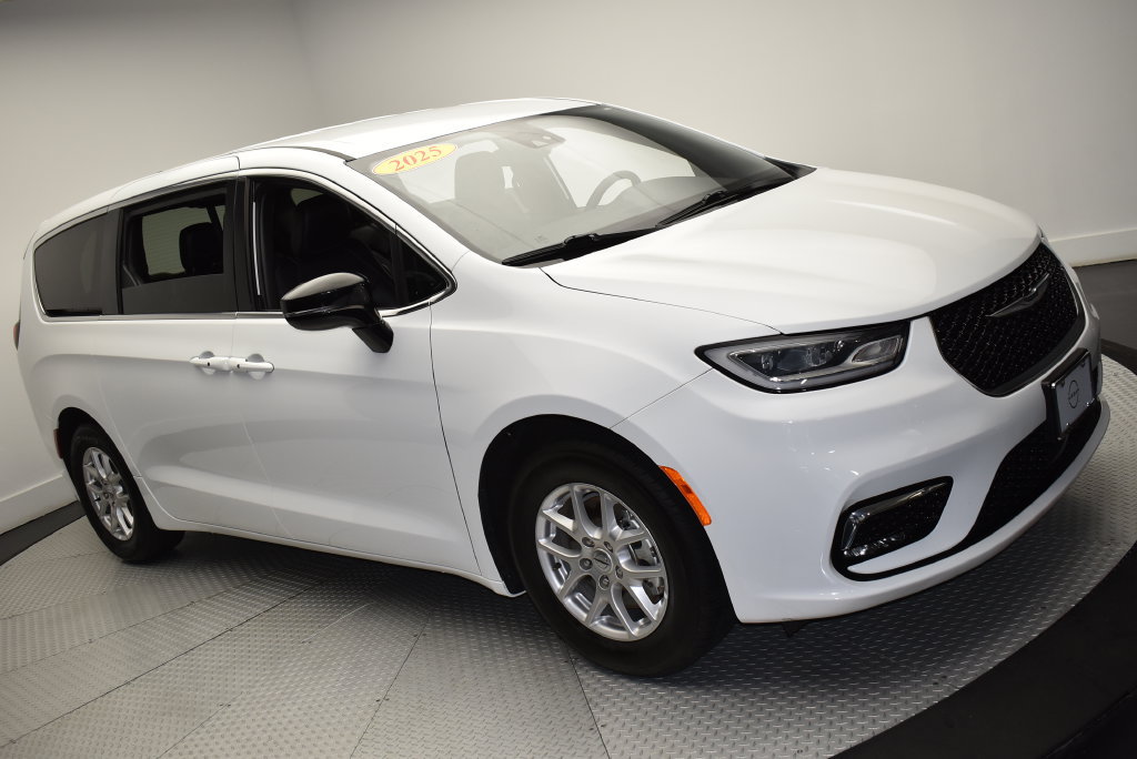 Used 2025 Chrysler Pacifica Select FWD image 3