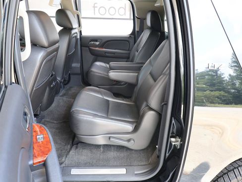 Used 2012 Chevrolet Suburban LTZ RWD image 21