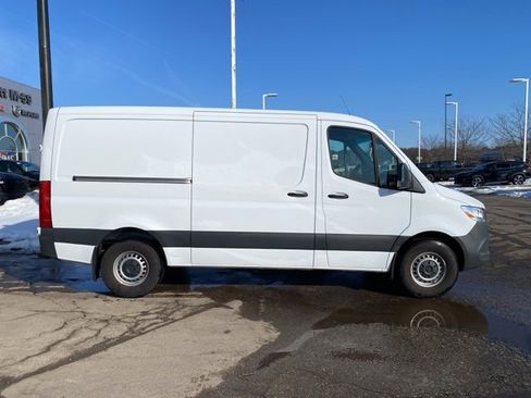 Used 2024 Mercedes-Benz Sprinter 2500 image 2
