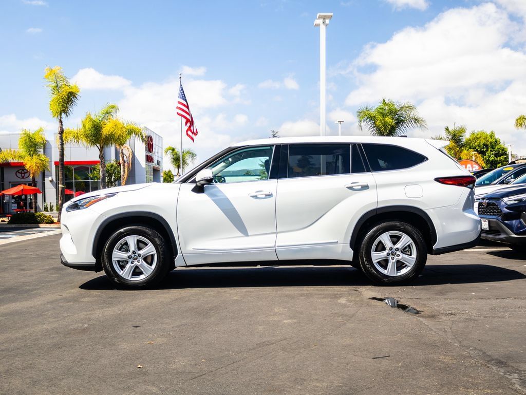 Used 2022 Toyota Highlander LE FWD image 4