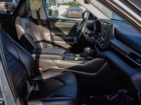 Used 2021 Toyota Highlander XLE AWD/4WD image 20