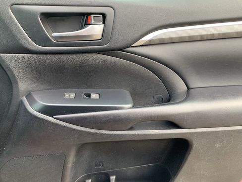 Used 2019 Toyota Highlander SE image 18