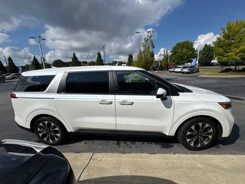 Certified 2024 Kia Carnival EX FWD image 7