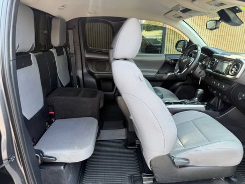 Used 2018 Toyota Tacoma SR5 RWD image 17