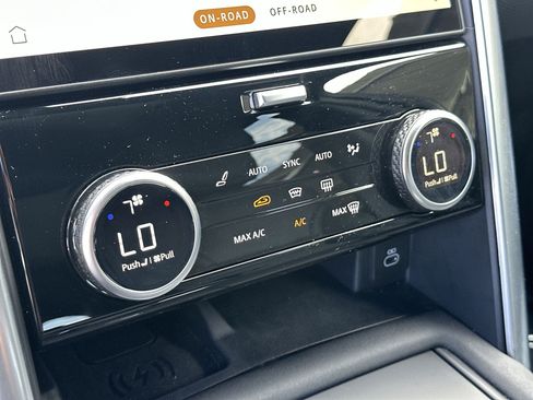 Used 2024 Land Rover Discovery Dynamic SE AWD/4WD image 16