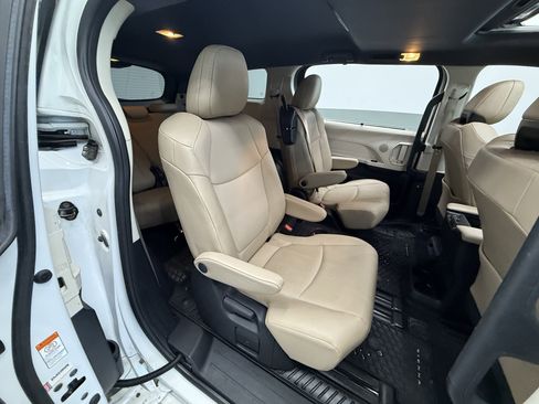 Used 2021 Toyota Sienna XLE image 27